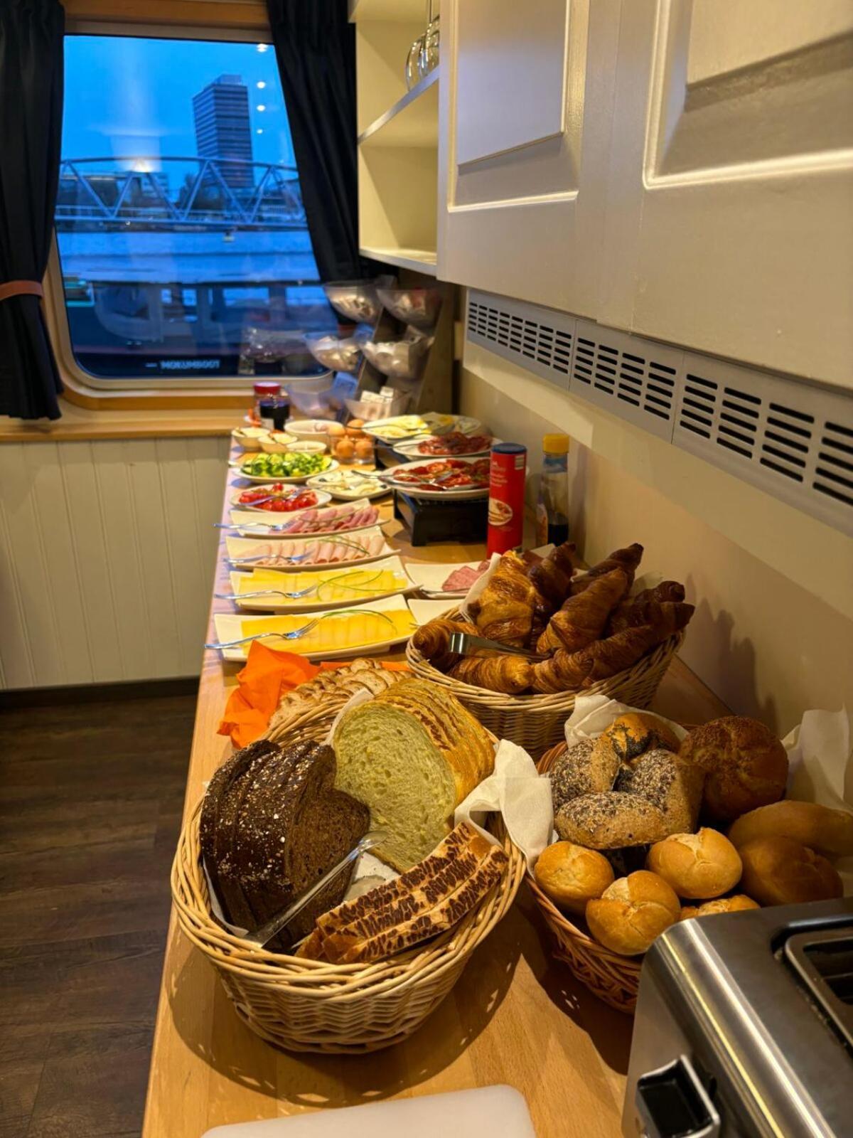 Hotelboat Iris Groningen Bagian luar foto